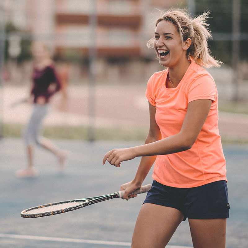 woman playing tennis